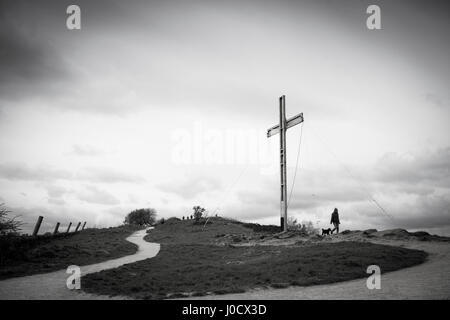 La croix de Pâques sur le Chevin au-dessus d'Otley, Angleterre, Royaume-Uni Banque D'Images