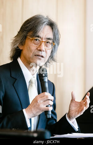 Hambourg, Allemagne. Apr 11, 2017. Kent Nagano Directeur musical général, le chef et directeur de l'Orchestre Philharmonique, parle de ses projets dans l'État de Hambourg L'Opéra Saison 2017/18. Photo : Markus Scholz/dpa/Alamy Live News Banque D'Images