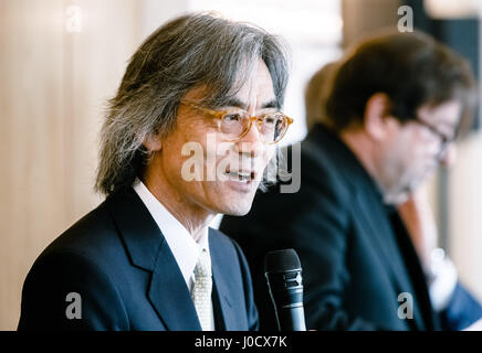 Hambourg, Allemagne. Apr 11, 2017. Kent Nagano Directeur musical général, le chef et directeur de l'Orchestre Philharmonique, parle de ses projets dans l'État de Hambourg L'Opéra Saison 2017/18. Photo : Markus Scholz/dpa/Alamy Live News Banque D'Images