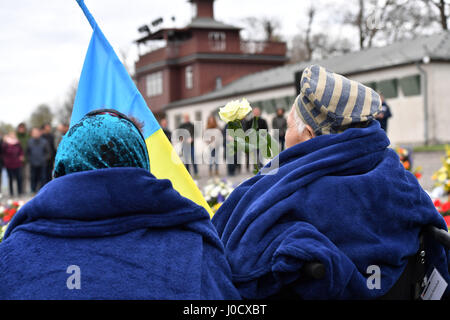 Weimar, Allemagne. Apr 11, 2017. D'ex-détenus dans le camp de concentration de Buchenwald, près de Weimar, Allemagne, 11 avril 2017. Un événement marquant le 72e anniversaire de la libération du camp a eu lieu aujourd'hui. Plus de 200 visiteurs se souvint de la libération du camp par une minute de silence a commencé à 15 h 15, heure à laquelle un détachement de soldats américains sont arrivés au camp en 1945. Photo : Martin Schutt/dpa-Zentralbild/dpa/Alamy Live News Banque D'Images