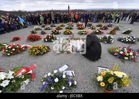 Weimar, Allemagne. Apr 11, 2017. Des couronnes sont déposées dans le camp de concentration de Buchenwald, près de Weimar, Allemagne, 11 avril 2017. Un événement marquant le 72e anniversaire de la libération du camp a eu lieu aujourd'hui. Plus de 200 visiteurs se souvint de la libération du camp par une minute de silence a commencé à 15 h 15, heure à laquelle un détachement de soldats américains sont arrivés au camp en 1945. Photo : Martin Schutt/dpa-Zentralbild/dpa/Alamy Live News Banque D'Images
