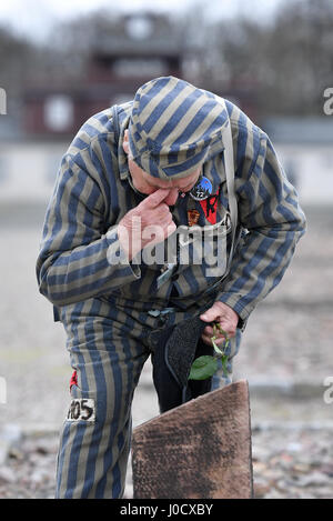 Weimar, Allemagne. Apr 11, 2017. Ex-détenu Petro Mishchuk dans l'ancien camp de concentration de Buchenwald, près de Weimar, Allemagne, 11 avril 2017. Un événement marquant le 72e anniversaire de la libération du camp a eu lieu aujourd'hui. Plus de 200 visiteurs se souvint de la libération du camp par une minute de silence a commencé à 15 h 15, heure à laquelle un détachement de soldats américains sont arrivés au camp en 1945. Photo : Martin Schutt/dpa-Zentralbild/dpa/Alamy Live News Banque D'Images