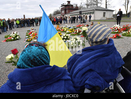 Weimar, Allemagne. Apr 11, 2017. D'ex-détenus dans le camp de concentration de Buchenwald, près de Weimar, Allemagne, 11 avril 2017. Un événement marquant le 72e anniversaire de la libération du camp a eu lieu aujourd'hui. Plus de 200 visiteurs se souvint de la libération du camp par une minute de silence a commencé à 15 h 15, heure à laquelle un détachement de soldats américains sont arrivés au camp en 1945. Photo : Martin Schutt/dpa-Zentralbild/dpa/Alamy Live News Banque D'Images