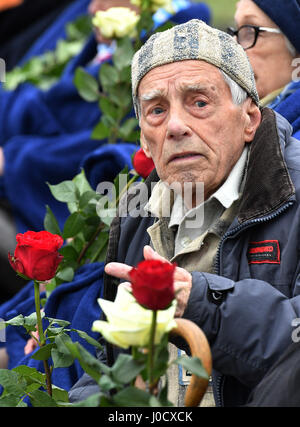 Weimar, Allemagne. Apr 11, 2017. Akexander Bychok, anciennement un détenu du camp de concentration de Buchenwald, est titulaire d'une rose au cours d'une cérémonie marquant le 72e anniversaire de la libération du camp, près de Weimar, Allemagne, 11 avril 2017. Plus de 200 visiteurs se souvint de la libération du camp par une minute de silence a commencé à 15 h 15, heure à laquelle un détachement de soldats américains sont arrivés au camp en 1945. Photo : Martin Schutt/dpa-Zentralbild/dpa/Alamy Live News Banque D'Images