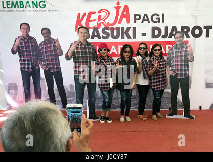 Jakarta, Indonésie. 3ème apr 2017. Un homme prend une photo de sympathisants du parti au pouvoir, le Gouverneur de Jakarta, Basuki Tjahaja Purnama, qui est en ce moment à l'élection à Jakarta, Indonésie, le 3 avril 2017. Photo : Christoph Sator/dpa/Alamy Live News Banque D'Images