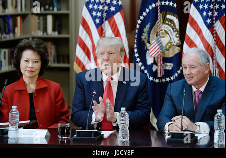 Washington, USA. Apr 11, 2017. Le Président des Etats-Unis, Donald Trump, flanqué par le secrétaire des Transports Elaine Chao, gauche, et Stephen A. Schwarzman, président, PDG et cofondateur de Blackstone, droite, parle au cours d'une discussion politique et stratégique avec les PDG dans le département d'État Bibliothèque dans le Eisenhower Executive Office Building (EEOB) à Washington, DC, le 11 avril 2017. Credit : MediaPunch Inc/Alamy Live News Banque D'Images