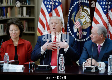 Washington, USA. Apr 11, 2017. Le Président des Etats-Unis, Donald Trump, flanqué par le secrétaire des Transports Elaine Chao, gauche, et Stephen A. Schwarzman, président, PDG et cofondateur de Blackstone, droite, parle au cours d'une discussion politique et stratégique avec les PDG dans le département d'État Bibliothèque dans le Eisenhower Executive Office Building (EEOB) à Washington, DC, le 11 avril 2017. Credit : MediaPunch Inc/Alamy Live News Banque D'Images