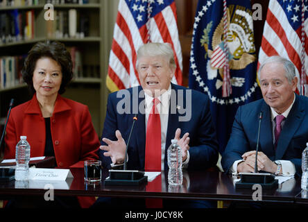Washington, USA. Apr 11, 2017. Le Président des Etats-Unis, Donald Trump, flanqué par le secrétaire des Transports Elaine Chao, gauche, et Stephen A. Schwarzman, président, PDG et cofondateur de Blackstone, droite, parle au cours d'une discussion politique et stratégique avec les PDG dans le département d'État Bibliothèque dans le Eisenhower Executive Office Building (EEOB) à Washington, DC, le 11 avril 2017. Credit : MediaPunch Inc/Alamy Live News Banque D'Images