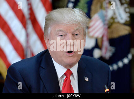 Washington, USA. Apr 11, 2017. Le Président des Etats-Unis, Donald Trump parle au cours d'une discussion politique et stratégique avec les PDG dans le département d'État Bibliothèque dans le Eisenhower Executive Office Building (EEOB) à Washington, DC, le 11 avril 2017. Credit : MediaPunch Inc/Alamy Live News Banque D'Images
