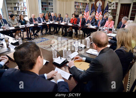 Washington, USA. Apr 11, 2017. Le Président des Etats-Unis, Donald Trump parle au cours d'une discussion politique et stratégique avec les PDG dans le département d'État Bibliothèque dans le Eisenhower Executive Office Building (EEOB) à Washington, DC, le 11 avril 2017. Credit : MediaPunch Inc/Alamy Live News Banque D'Images