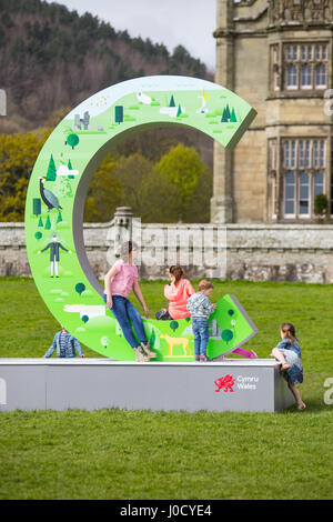 Port Talbot, UK. 10 avr, 2017. Famille ont pu profiter du beau temps dans le sud du Pays de Galles, aujourd'hui 10 avril 2017, qu'ils ont exploré Margam Park, près de Port Talbot. Crédit : Chris Stevenson/Alamy Live News Banque D'Images