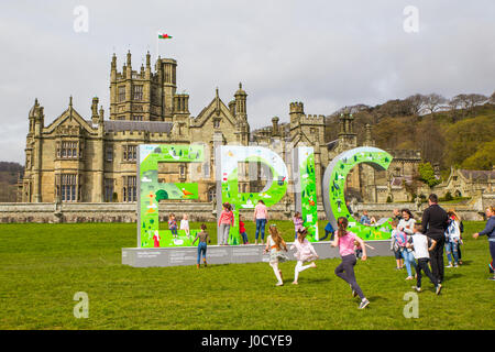 Port Talbot, UK. 10 avr, 2017. Famille ont pu profiter du beau temps dans le sud du Pays de Galles, aujourd'hui 10 avril 2017, qu'ils ont exploré Margam Park, près de Port Talbot. Crédit : Chris Stevenson/Alamy Live News Banque D'Images