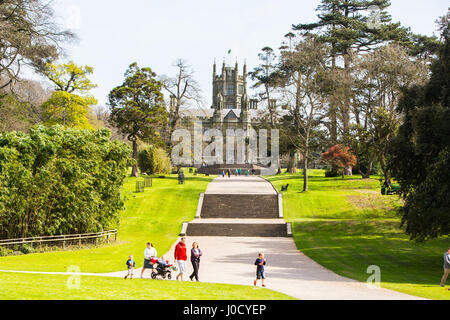 Port Talbot, UK. 10 avr, 2017. Famille ont pu profiter du beau temps dans le sud du Pays de Galles, aujourd'hui 10 avril 2017, qu'ils ont exploré Margam Park, près de Port Talbot. Crédit : Chris Stevenson/Alamy Live News Banque D'Images