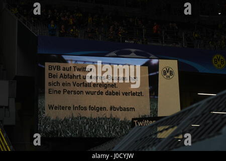 Dortmund, Allemagne. Apr 11, 2017. Un affichage numérique informe le conseil de la foule d'un incident avec le bus de l'équipe de Borussia Dortmund dans le Signal Iduna Park de Dortmund, Allemagne, 11 avril 2017. La première étape de la Ligue des Champions de football match de quart de finale entre le Borussia Dortmund et que Monaco avait été prévue dans le stade avant d'être annulé. Photo : Bernd Thissen/dpa/Alamy Live News Banque D'Images