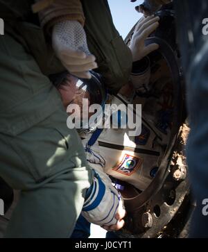 Zhezkazgan, au Kazakhstan. 10 avr, 2017. L'astronaute de la NASA Shane Kimbrough est aidé de l'engin spatial Soyouz MS-02 à quelques minutes après l'atterrissage dans une région éloignée, le 10 avril 2017 près de Zhezkazgan, au Kazakhstan. L'engin de transport de retour de la Station spatiale internationale après l'équipage de la mission Expedition 50 173 jours dans l'espace. Credit : Planetpix/Alamy Live News Banque D'Images