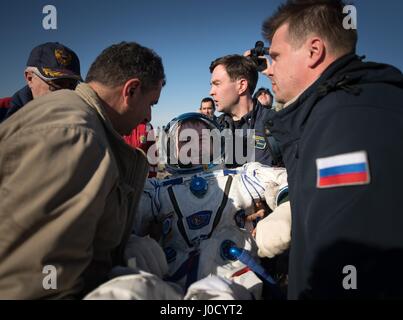 Zhezkazgan, au Kazakhstan. 10 avr, 2017. L'astronaute de la NASA Shane Kimbrough est aidé de l'engin spatial Soyouz MS-02 à quelques minutes après l'atterrissage dans une région éloignée, le 10 avril 2017 près de Zhezkazgan, au Kazakhstan. L'engin de transport de retour de la Station spatiale internationale après l'équipage de la mission Expedition 50 173 jours dans l'espace. Credit : Planetpix/Alamy Live News Banque D'Images