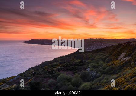 Charmouth, Dorset, UK. Apr 11, 2017. Météo britannique. Un spectaculaire coucher de soleil vu du South West Coast Path sur Stonebarrow Hill à l'ouest en direction de Charmouth et Lyme Regis dans le Dorset. Crédit photo : Graham Hunt/Alamy Live News Banque D'Images