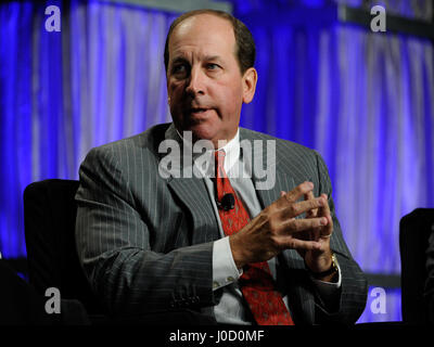 Las Vegas, Nevada, USA. 25 Septembre, 2013. Timothy Wilmott, président et COO de Penn National Gaming, parle lors d'un discours au cours de G2E (salon des Jeux) au Sands Expo Convention Center le 25 septembre 2013, à Las Vegas, Nevada. La nouvelle mouture note contient un certain nombre de caractéristiques de sécurité améliorées pour prévenir la contrefaçon. Crédit : David Becker/ZUMA/Alamy Fil Live News Banque D'Images