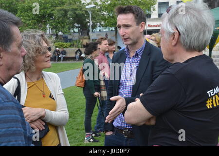 John Leech, favorable à l'UE conduit rassemblement à Manchester Piccadilly Gardens le jour après le congé suite est déclaré. Banque D'Images