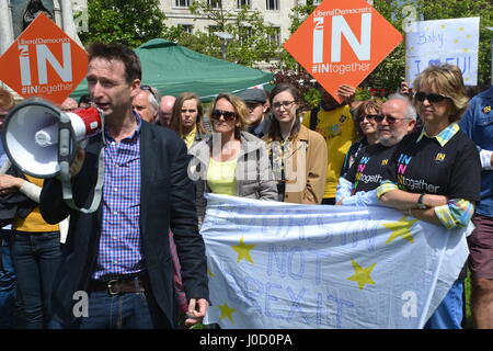 John Leech, favorable à l'UE conduit rassemblement à Manchester Piccadilly Gardens le jour après le congé suite est déclaré. Banque D'Images