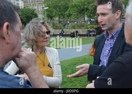 John Leech, favorable à l'UE conduit rassemblement à Manchester Piccadilly Gardens le jour après le congé suite est déclaré. Banque D'Images