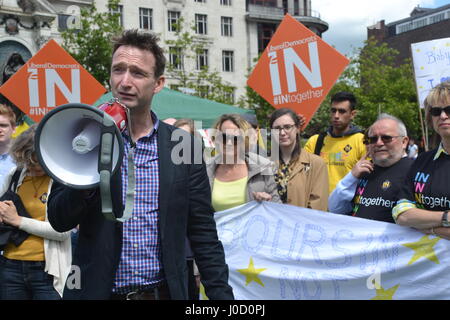 John Leech, favorable à l'UE conduit rassemblement à Manchester Piccadilly Gardens le jour après le congé suite est déclaré. Banque D'Images