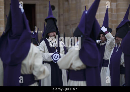 Zamora, Espagne. Apr 11, 2017. Pénitents de la fraternité Jésus del Via Crucis, avant une procession pendant la Semaine Sainte à Zamora (Espagne), le 11 avril 2017. Des centaines de processions ont lieu tout au long de l'Espagne pendant la Semaine Sainte de Pâques. Credit : Manuel Balles/ZUMA/Alamy Fil Live News Banque D'Images