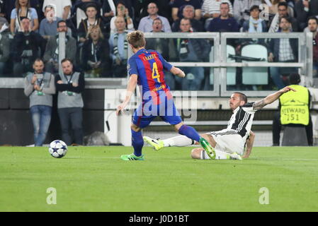 Turin, Italie. Apr 11, 2017. Leonardo Bonucci (Juventus) et Ivan Rakitic (FCB Barcelone) en concurrence pour le bal au cours de la 1ère manche du quart de finale de la Ligue des Champions entre la Juventus et Barcelone FCB au Juventus Stadium le 11 avril 2017 à Turin, Italie. La Juventus a gagné 3-0 sur Barcelone. Credit : Massimiliano Ferraro/Alamy Live News Banque D'Images