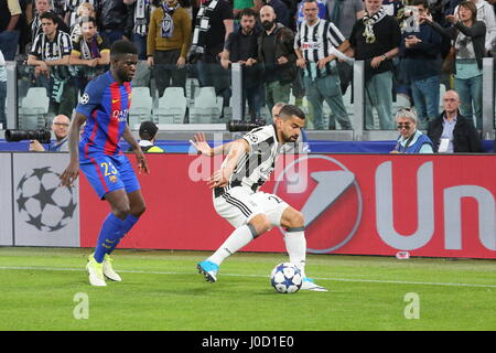 Turin, Italie. Apr 11, 2017. Samuel Umtiti (FCB Barcelone) et Tomas Rincon (Juventus) au cours de la 1ère manche du quart de finale de la Ligue des Champions entre la Juventus et Barcelone FCB au Juventus Stadium le 11 avril 2017 à Turin, Italie. La Juventus a gagné 3-0 sur Barcelone. Credit : Massimiliano Ferraro/Alamy Live News Banque D'Images