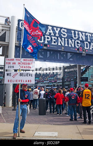 Les fans entrent dans le progressive Field on Cleveland Indians jour d'ouverture le 11 avril 2017 Banque D'Images