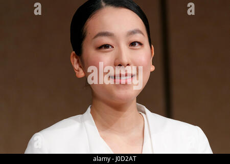 Le japonais trois fois champion du monde de patinage artistique Mao Asada, assiste à une conférence de presse le 12 avril 2017, Tokyo, Japon. L'Asada a répondu aux questions de la presse au sujet de sa soudaine décision de mettre fin à sa carrière qu'elle avait annoncé à travers son blog lundi. Credit : Rodrigo Reyes Marin/AFLO/Alamy Live News Banque D'Images