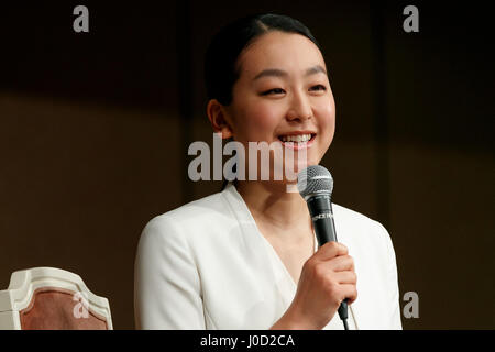 Le japonais trois fois champion du monde de patinage artistique Mao Asada, prend la parole lors d'une conférence de presse le 12 avril 2017, Tokyo, Japon. L'Asada a répondu aux questions de la presse au sujet de sa soudaine décision de mettre fin à sa carrière qu'elle avait annoncé à travers son blog lundi. Credit : Rodrigo Reyes Marin/AFLO/Alamy Live News Banque D'Images