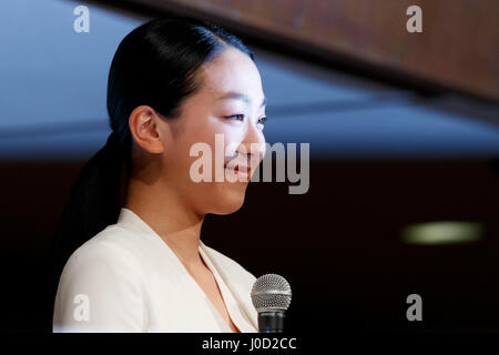 Le japonais trois fois champion du monde de patinage artistique Mao Asada pleure lors d'une conférence de presse le 12 avril 2017, Tokyo, Japon. L'Asada a répondu aux questions de la presse au sujet de sa soudaine décision de mettre fin à sa carrière qu'elle avait annoncé à travers son blog lundi. Credit : Rodrigo Reyes Marin/AFLO/Alamy Live News Banque D'Images