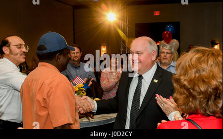 Wichita, États-Unis Apr 11, 2017. Le républicain Ron Estes Trésorier de l'État du Kansas remporte l'élection pour pourvoir le siège du congrès 4ème serre la main avec des partisans de la victoire, Wichita au Kansas, le 11 avril 2017. Credit : mark reinstein/Alamy Live News Banque D'Images