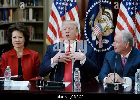Washington, Us. Apr 11, 2017. Le Président des Etats-Unis, Donald Trump, flanqué par le secrétaire des Transports Elaine Chao, gauche, et Stephen A. Schwarzman, président, PDG et cofondateur de Blackstone, droite, parle au cours d'une discussion politique et stratégique avec les PDG dans le département d'État Bibliothèque dans le Eisenhower Executive Office Building (EEOB) à Washington, DC, le 11 avril 2017. Crédit : Olivier Douliery/Piscine via CNP - AUCUN FIL SERVICE - Photo : Olivier Douliery/consolidé/Piscine/dpa/Alamy Live News Banque D'Images