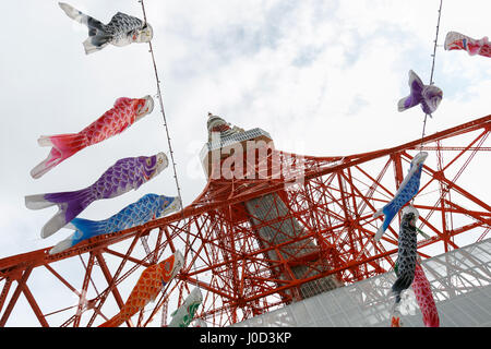 Tokyo, Japon. 12 avril, 2017. Manches à air en forme de carpe Koinobori sur l'affichage à l'extérieur de la Tour de Tokyo le 12 avril 2017, Tokyo, Japon. Cette année, la Tour de Tokyo est la célébration de la Journée de l'enfance, qui tombe le 5 mai, avec un affichage de centaines de Koinobori colorés. La carpe sont être suffisamment forte et énergique dans la nature et le banderoles Koinobori sont traditionnellement affichée par les familles avec les garçons. L'événement se poursuivra jusqu'au 7 mai. Credit : Rodrigo Reyes Marin/AFLO/Alamy Live News Banque D'Images