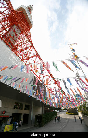 Tokyo, Japon. 12 avril, 2017. 333 manches à air en forme de carpe Koinobori sur l'affichage à l'extérieur de la Tour de Tokyo le 12 avril 2017, Tokyo, Japon. Cette année, la Tour de Tokyo est la célébration de la Journée de l'enfance, qui tombe le 5 mai, avec un affichage de centaines de Koinobori colorés. La carpe sont être suffisamment forte et énergique dans la nature et le banderoles Koinobori sont traditionnellement affichée par les familles avec les garçons. L'événement se poursuivra jusqu'au 7 mai. Credit : Rodrigo Reyes Marin/AFLO/Alamy Live News Banque D'Images