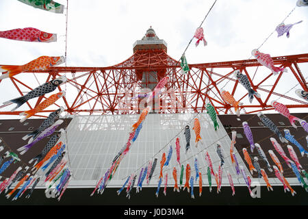 Tokyo, Japon. 12 avril, 2017. 333 manches à air en forme de carpe Koinobori sur l'affichage à l'extérieur de la Tour de Tokyo le 12 avril 2017, Tokyo, Japon. Cette année, la Tour de Tokyo est la célébration de la Journée de l'enfance, qui tombe le 5 mai, avec un affichage de centaines de Koinobori colorés. La carpe sont être suffisamment forte et énergique dans la nature et le banderoles Koinobori sont traditionnellement affichée par les familles avec les garçons. L'événement se poursuivra jusqu'au 7 mai. Credit : Rodrigo Reyes Marin/AFLO/Alamy Live News Banque D'Images