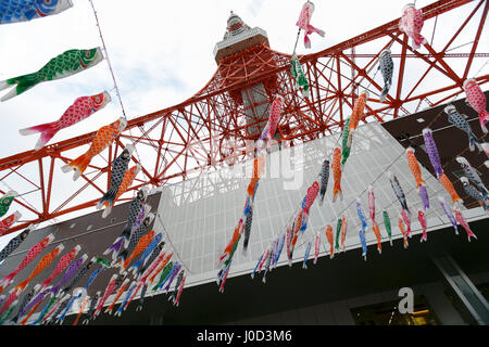 Tokyo, Japon. 12 avril, 2017. 333 manches à air en forme de carpe Koinobori sur l'affichage à l'extérieur de la Tour de Tokyo le 12 avril 2017, Tokyo, Japon. Cette année, la Tour de Tokyo est la célébration de la Journée de l'enfance, qui tombe le 5 mai, avec un affichage de centaines de Koinobori colorés. La carpe sont être suffisamment forte et énergique dans la nature et le banderoles Koinobori sont traditionnellement affichée par les familles avec les garçons. L'événement se poursuivra jusqu'au 7 mai. Credit : Rodrigo Reyes Marin/AFLO/Alamy Live News Banque D'Images