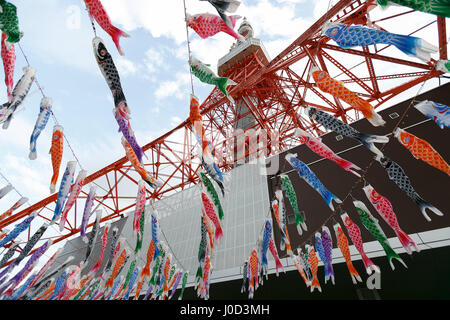 Tokyo, Japon. 12 avril, 2017. 333 manches à air en forme de carpe Koinobori sur l'affichage à l'extérieur de la Tour de Tokyo le 12 avril 2017, Tokyo, Japon. Cette année, la Tour de Tokyo est la célébration de la Journée de l'enfance, qui tombe le 5 mai, avec un affichage de centaines de Koinobori colorés. La carpe sont être suffisamment forte et énergique dans la nature et le banderoles Koinobori sont traditionnellement affichée par les familles avec les garçons. L'événement se poursuivra jusqu'au 7 mai. Credit : Rodrigo Reyes Marin/AFLO/Alamy Live News Banque D'Images