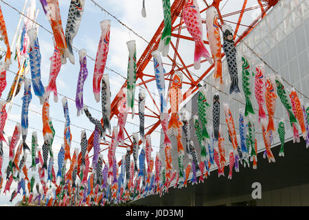 Tokyo, Japon. 12 avril, 2017. 333 manches à air en forme de carpe Koinobori sur l'affichage à l'extérieur de la Tour de Tokyo le 12 avril 2017, Tokyo, Japon. Cette année, la Tour de Tokyo est la célébration de la Journée de l'enfance, qui tombe le 5 mai, avec un affichage de centaines de Koinobori colorés. La carpe sont être suffisamment forte et énergique dans la nature et le banderoles Koinobori sont traditionnellement affichée par les familles avec les garçons. L'événement se poursuivra jusqu'au 7 mai. Credit : Rodrigo Reyes Marin/AFLO/Alamy Live News Banque D'Images