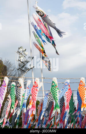 Tokyo, Japon. 12 avril, 2017. 333 manches à air en forme de carpe Koinobori sur l'affichage à l'extérieur de la Tour de Tokyo le 12 avril 2017, Tokyo, Japon. Cette année, la Tour de Tokyo est la célébration de la Journée de l'enfance, qui tombe le 5 mai, avec un affichage de centaines de Koinobori colorés. La carpe sont être suffisamment forte et énergique dans la nature et le banderoles Koinobori sont traditionnellement affichée par les familles avec les garçons. L'événement se poursuivra jusqu'au 7 mai. Credit : Rodrigo Reyes Marin/AFLO/Alamy Live News Banque D'Images