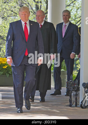 Washington, Us. 10 avr, 2017. Le Président des Etats-Unis, Donald J. Trump associé conduit la justice de la Cour suprême des États-Unis Anthony Kennedy et nouvel associé de la Justice Neil Gorsuch le bureau ovale à la Roseraie de la Maison Blanche à Washington, DC pour l'Gorsuch serment d'Office d'une cérémonie à Washington, DC le lundi 10 avril, 2017. Credit : Ron Sachs/CNP (restriction : NO New York ou le New Jersey Journaux ou journaux dans un rayon de 75 km de la ville de New York) - AUCUN FIL SERVICE - Photo : Ron Sachs/consolidé/dpa/Alamy Live News Banque D'Images