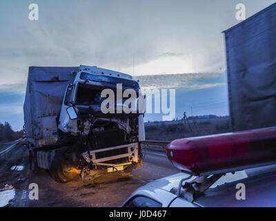 26 mars 2017 - voiture polis en choisissant un camion blessé lors d'un accident Crédit : Igor Golovniov/ZUMA/Alamy Fil Live News Banque D'Images