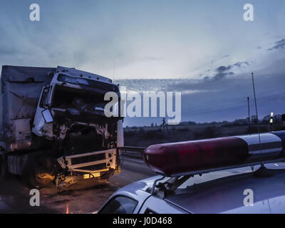 26 mars 2017 - voiture polis en choisissant un camion blessé lors d'un accident Crédit : Igor Golovniov/ZUMA/Alamy Fil Live News Banque D'Images