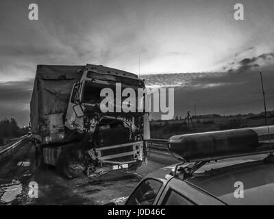 26 mars 2017 - voiture polis en choisissant un camion blessé lors d'un accident Crédit : Igor Golovniov/ZUMA/Alamy Fil Live News Banque D'Images