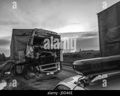 26 mars 2017 - voiture polis en choisissant un camion blessé lors d'un accident Crédit : Igor Golovniov/ZUMA/Alamy Fil Live News Banque D'Images