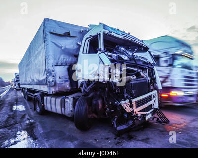 26 mars 2017 - Cabine d'un camion blessé lors d'un accident Crédit : Igor Golovniov/ZUMA/Alamy Fil Live News Banque D'Images