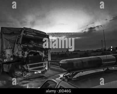 26 mars 2017 - voiture polis en choisissant un camion blessé lors d'un accident Crédit : Igor Golovniov/ZUMA/Alamy Fil Live News Banque D'Images