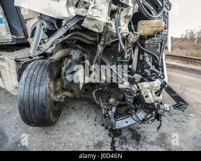 Cabine d'un camion blessé lors d'un accident. Mar 26, 2017. Crédit : Igor Golovniov/ZUMA/Alamy Fil Live News Banque D'Images